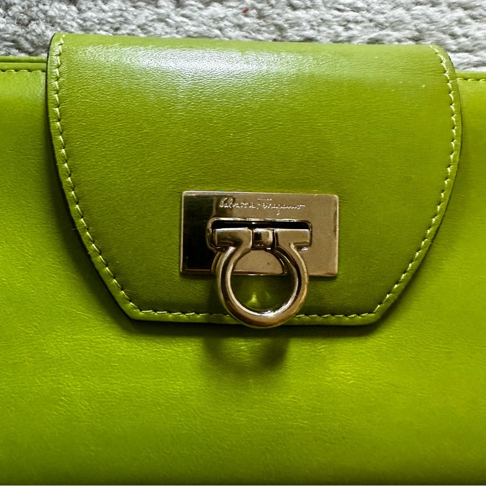 ❌SOLD❌Salvatore Ferragamo Gancini Green Leather Long Bifold Wallet - Picture 2 of 11